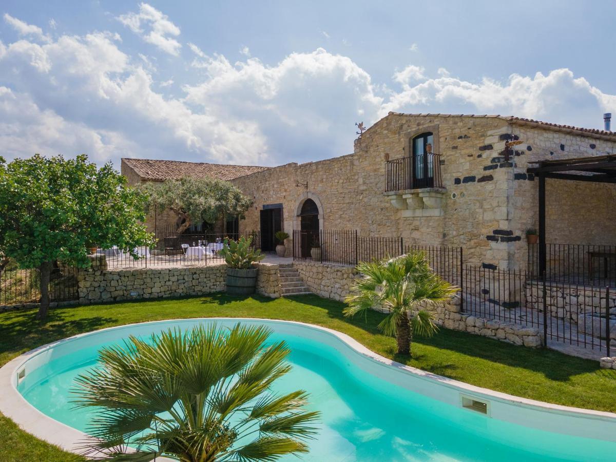 Masseria Fortificata Lo Zafferaneto Buccheri Exterior photo