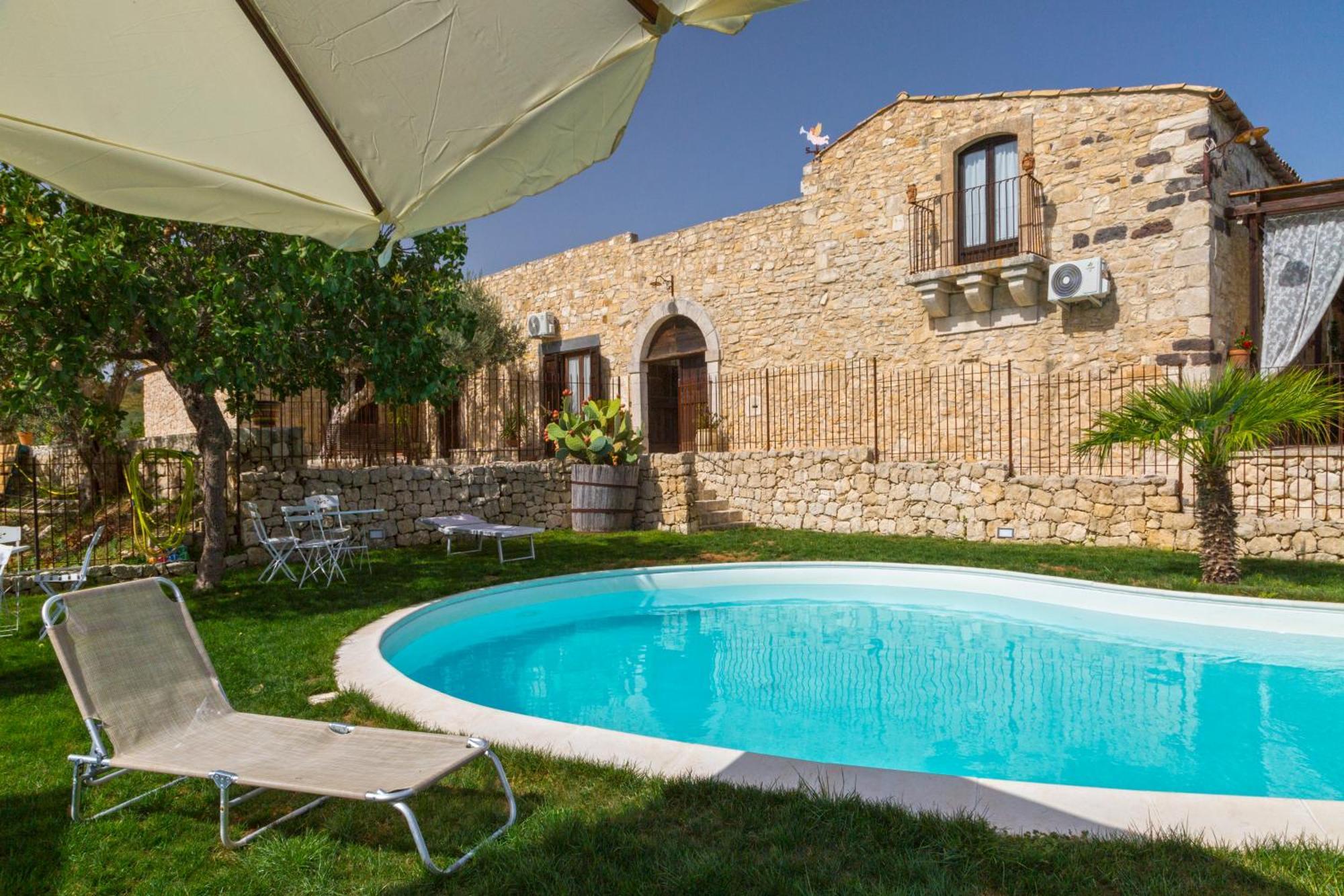 Masseria Fortificata Lo Zafferaneto Buccheri Exterior photo